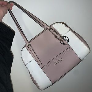 GUESS “HUNTLEY” PURSE IN DUSTY PINK AND WHITE